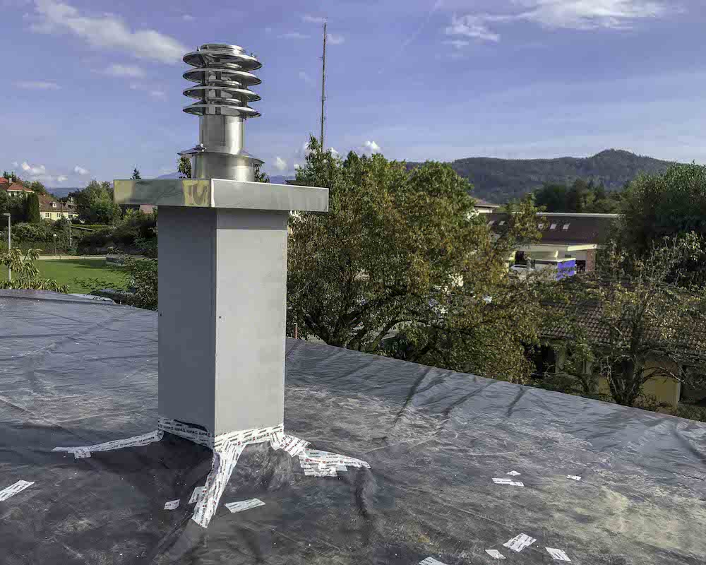 Leichtbauschacht-Kamin über Dach mit Lamellenaufsatz