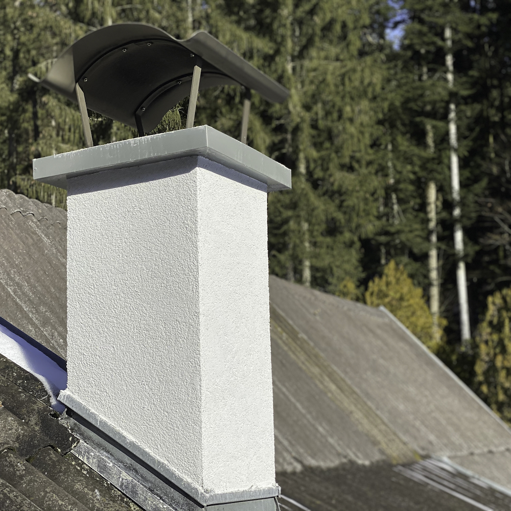 Napoleonhaube bei einem Kamin